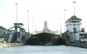 A freight ship moves between lock chambers of the Panama Canal © Johantheghost | Wikimedia Commons