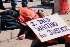 Protester at the Aamer Appeal in front of the US Court of Appeals on Oct. 18, 2013. © Palina Prasasouk | Flickr