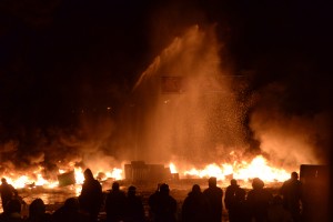 Attempt to put down the massive fire set by protesters to prevent internal forces from crossing the barricade line. Kiev, Ukraine. Jan 22, 2014 © Mstyslav Chernov | unframe.com