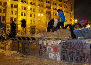 Volunteers at Euromaidan in Kiev restore barricade in Kreshchatik street © Аимаина хикари | Wikimedia Commons