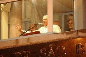 Pope Benedict XVI speaks from the balcony of the Monastery of Saint Benedict in São Paulo © Fabio Pozzebom/Agência Brasil | Wikimedia Commons