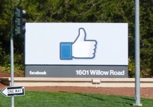 Entrance to Facebook headquarters complex in Menlo Park, California © LPS.1 | Wikimedia Commons