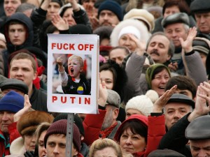 People in Ukraine protesting against Russia's intervention "Crimea is Ukraine" © ВО Свобода | Wikimedia Commons