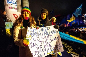 Students supporting the Euromaidan, with demands of European values in Ukraine, specifically educational. November 26, 2013 © Mstyslav Chernov | Wikimedia Commons