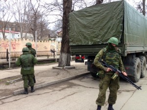 Russian soldiers without insignia Russia guard buildings in the Crimean capital, Simferopol, March 2, 2014. © E. Arrott | voanews.com