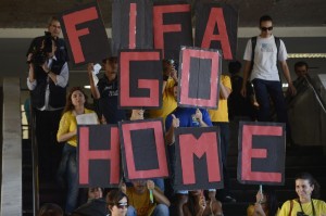 2014 protest at Mané Garrincha National Stadium in honor of construction workers who died © Fábio Rodrigues Pozzebom | Agência Brasil