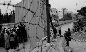 Abu Dis checkpoint, East Jerusalem (Palestine on the left) © Kashfi Halford | Flickr