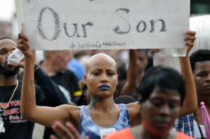 Protestor in Ferguson, Missouri, Aug. 17, 2014 © Loavesofbread | Wikimedia Commons