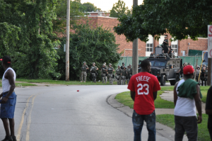 Facing the SWAT team in Ferguson, Aug.15, 2014 © Loavesofbread | Wikimedia Commons