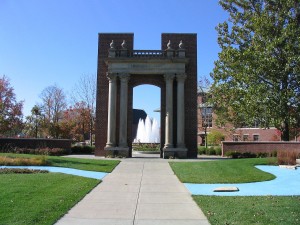 Hallene Gateway at the University of Champaign-Urbana bearing the University's motto, "Learning & Labor" © Dori | Wikimedia Commons