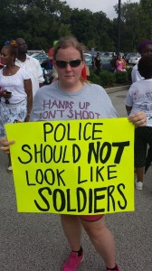 A protestor at a rally in Ferguson on Aug. 17, 2014 © Erinmiran | Wikimedia Commons