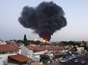 Burning factory in Sderot, Israel, which was hit by a rocket from Gaza, June 28, 2014 © Natan Flayer | Wikimedia Commons