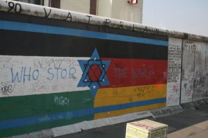 An expanded flag draws connections between Israel, Palestine, and Germany. Art by Guenther Schaefer © d.j. a. | Flickr