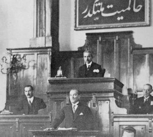 Mustafa Kemal Atatürk at the parliament presenting his Nutuk © Unknown | Images Atatürk, collection of the Republic of Turkey Ministry of National Education (MEB)