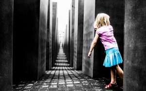 A child exploring The Berlin Memorial to the Murdered Jews of Europe © Chocolatemedia/Torana | Wikimedia Commons