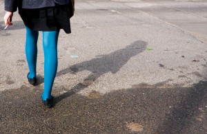 A woman walking in Tel Aviv © Nir Tober | Flickr