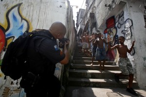 Brazilian elite troops entering Jacarézinho favela, Rio de Janeiro, October 2012 © Victor Silva | francabresil.blogspot