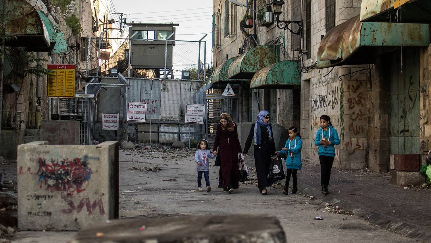 Photo of women and children at Al Khalil checkpoint in Hebron (2015) | Sete Ruiz / CC BY 3.0