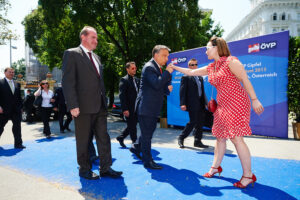 When Politicians Make Nice