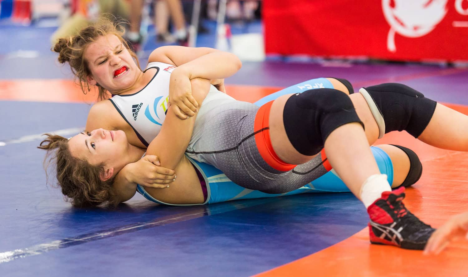 Photo Two Women Fighting on a Mat